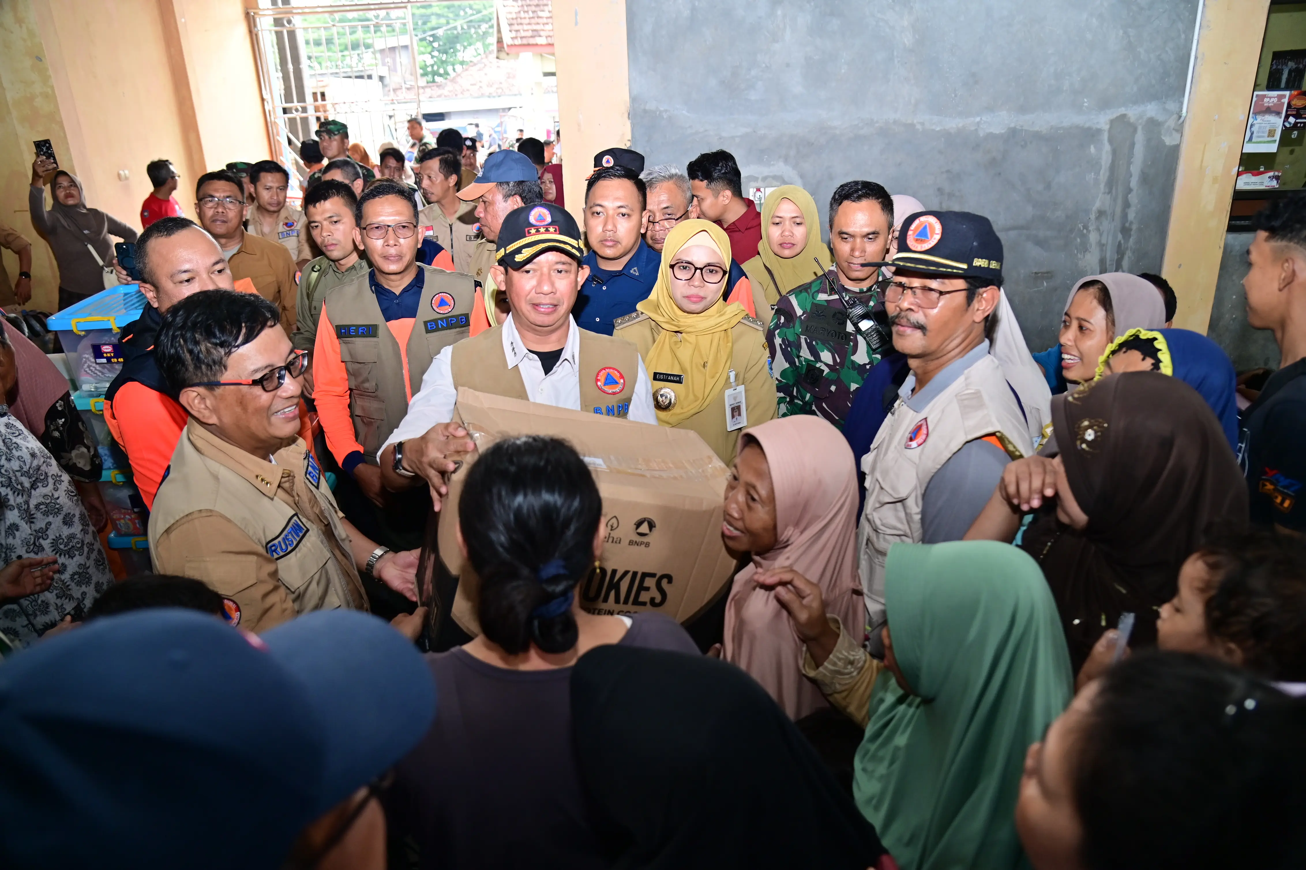 Kepala BNPB Letjen TNI Suharyanto memberikan langsung bantuan kepada warga mengungsi yang terdampak banjir di Kabupaten Demak, Senin (12/2).